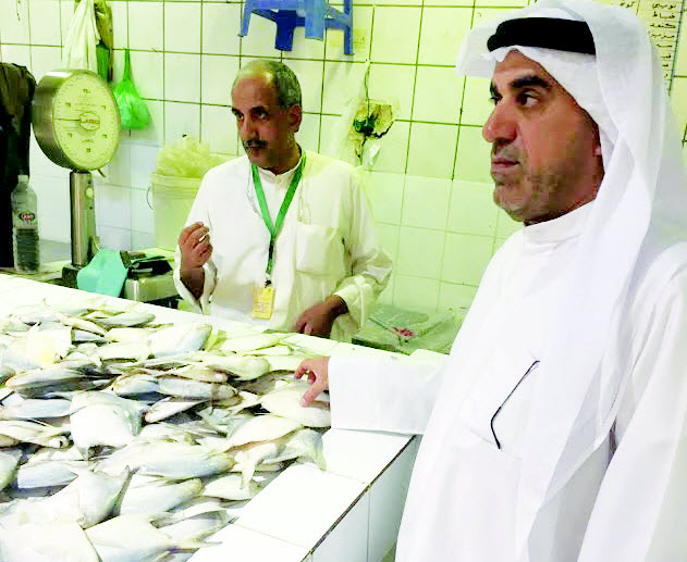 البلدية: تتلف 49 كيلو جراماً من الأسماك الفاسدة في «المباركية»